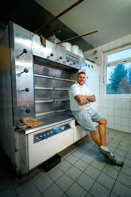 Bäcker am Etagenofen in der Backstube