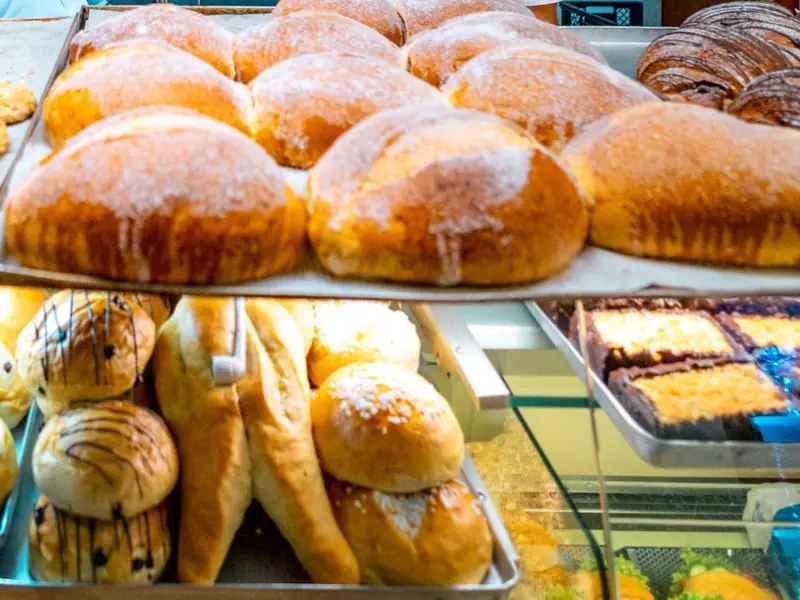 Frische Berliner mit Zucker in der Theke
