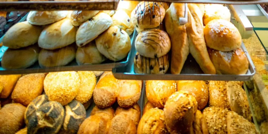 Volle Auslage mit Rosinenbrötchen, Mohn-, Sesam- und Körnerbrötchen