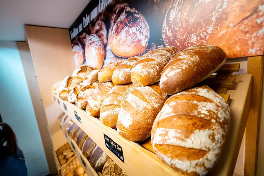 König-Ludwig-Brot und weitere Brotspezialitäten im Regal