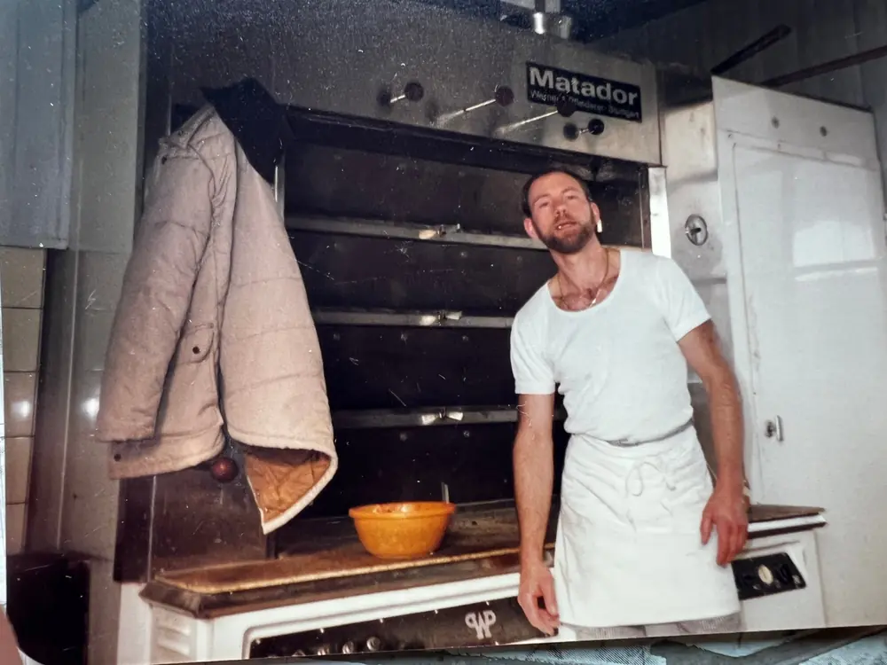 Dietmar Müller vor dem Matador-Ofen – damals
