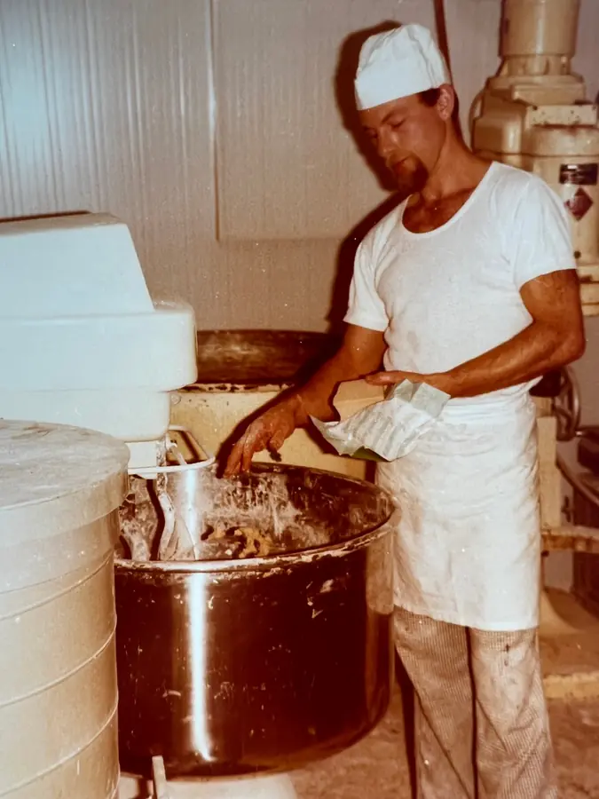 Gründer Dietmar Müller an der Knetmaschine in den Anfangsjahren
