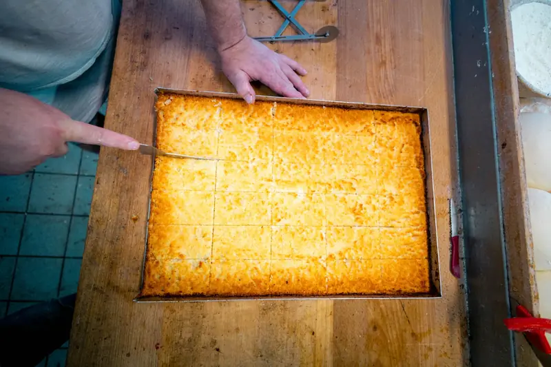 Blechkuchen wird in Stücke geschnitten