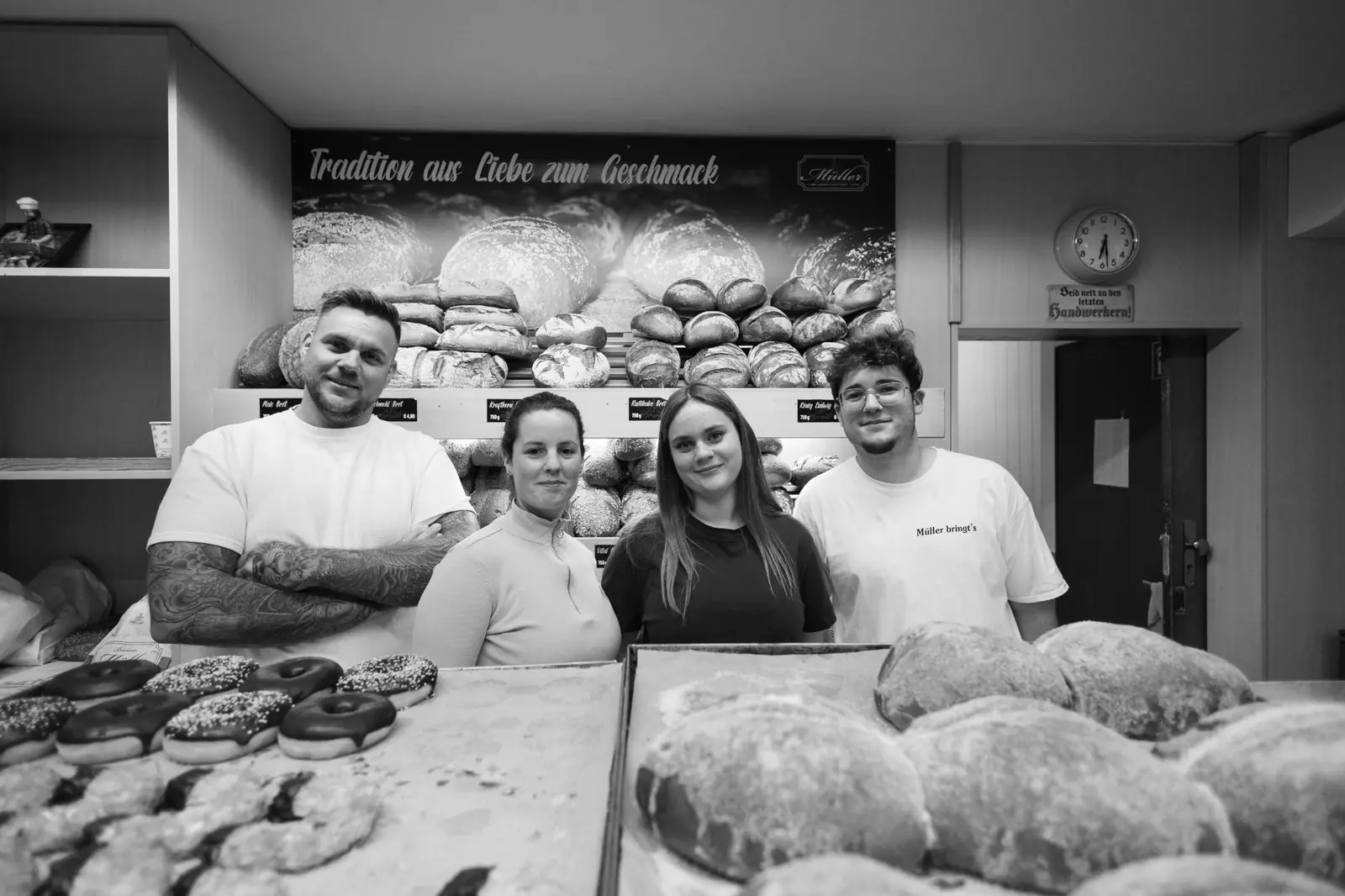 Das Team der Bäckerei Müller hinter der Theke