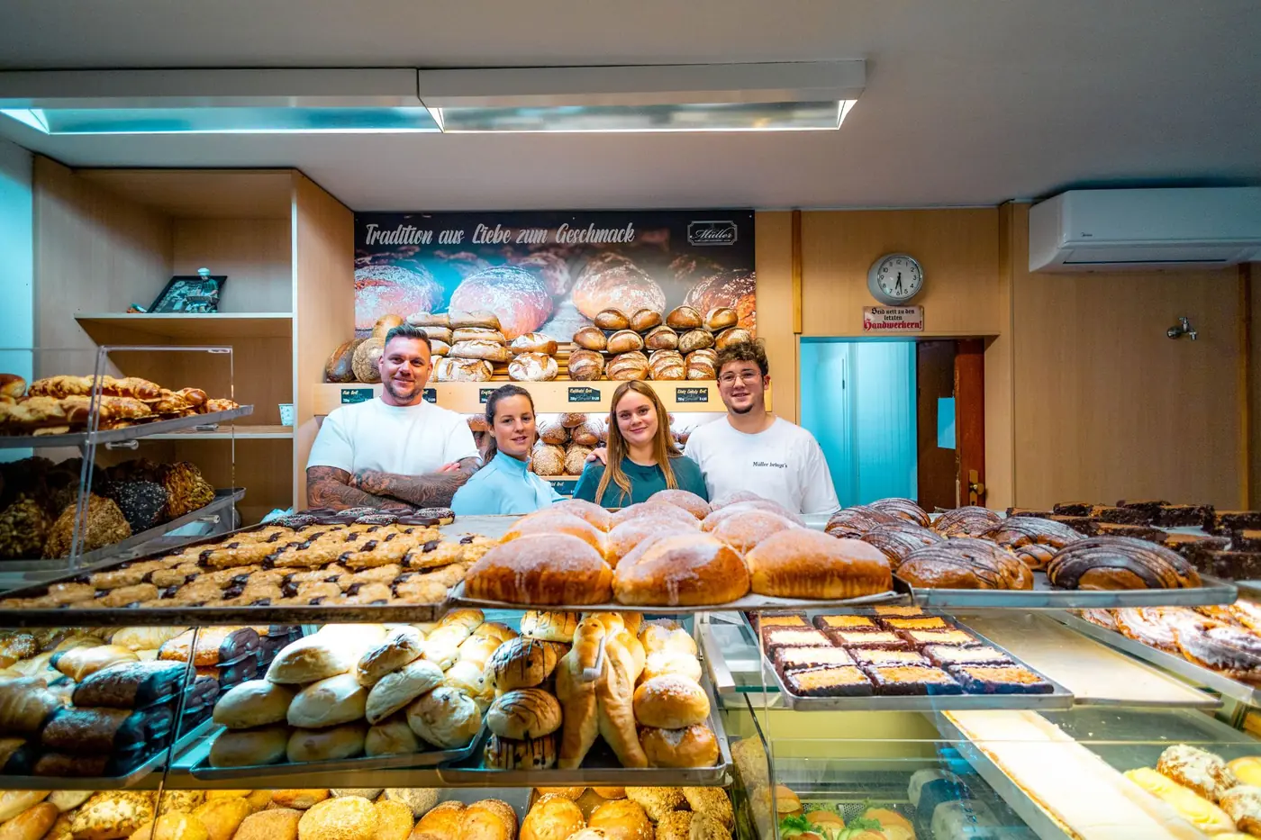 Das Team der Bäckerei Müller hinter der vollen Theke in Ranzel