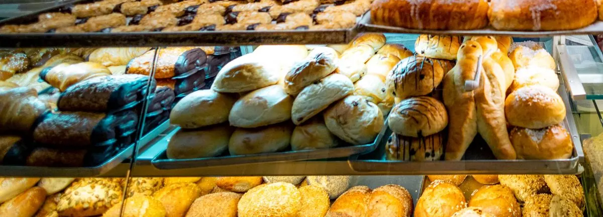 Volle Theke mit Mandelhörnchen, Rosinenbrötchen und Gebäck